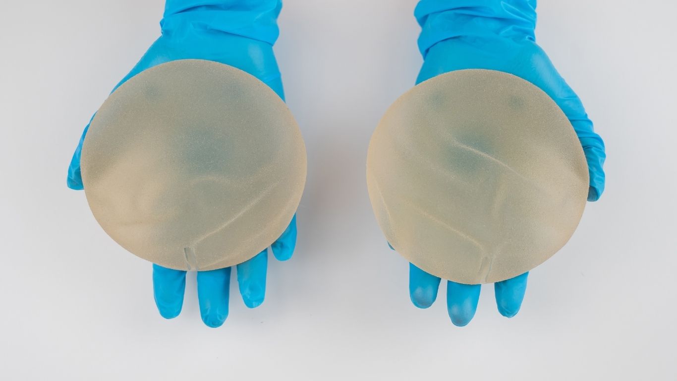 Quitar retirar implantes mamarios senos